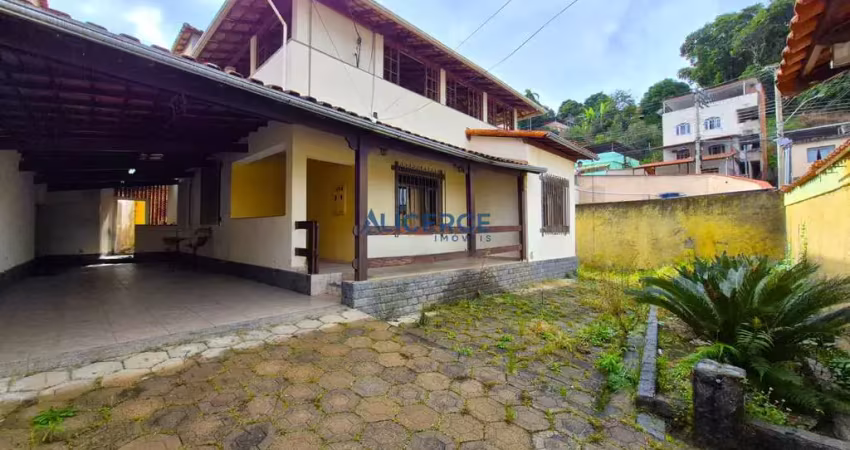 Casa linear, com 05 quartos e 03 vagas de garagem no Bandeirantes.