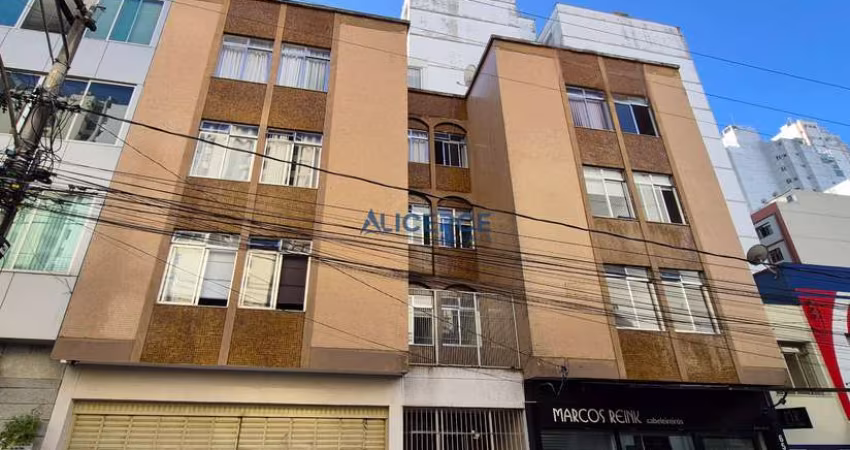 Apartamento com 03 quartos e 01 vaga de garagem no Centro.