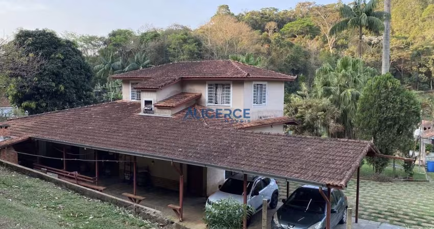 Encantadora Granja com 18.500m², Casa Duplex e Área de Lazer Completa – Ônibus na Porta!