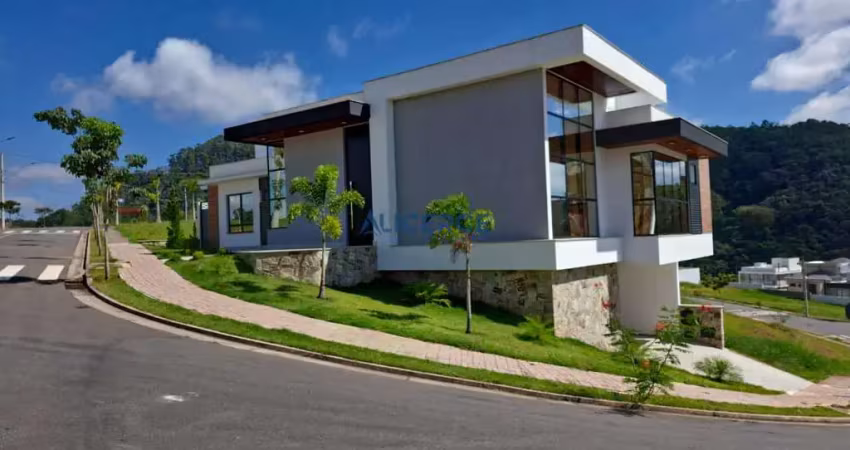 Belíssima casa linear de esquina, com fachada imponente no estrela alta em dois terrenos com 728m2.