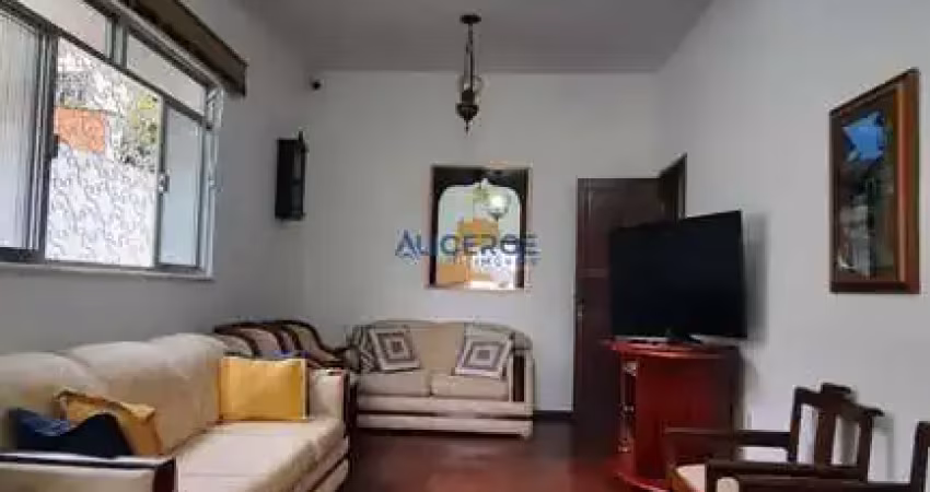 Casa ampla de 3 quartos, 3 vagas de garagem e quintal no paineiras!