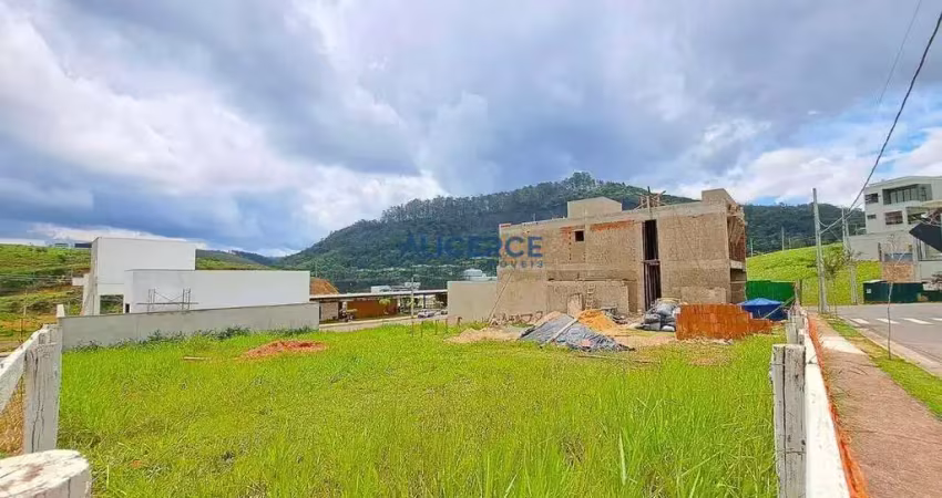 Terreno plano medindo 310 m² no condomínio estrela alta.