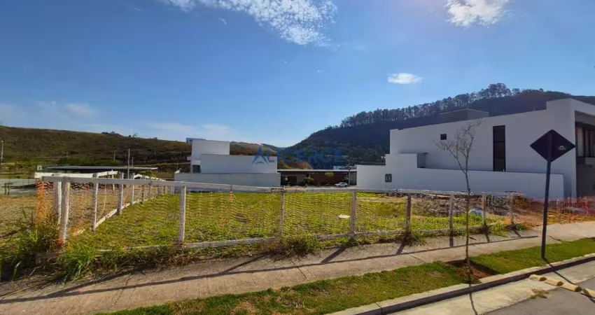 Terreno plano medindo 310 m² no condomínio estrela alta.