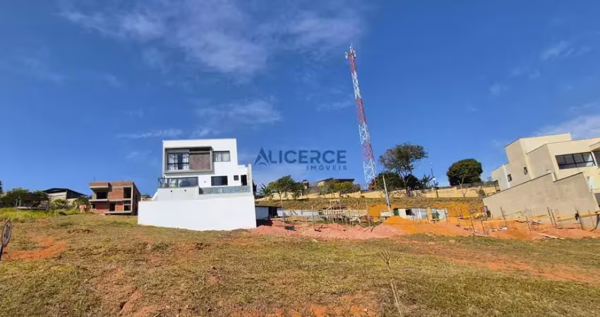 Terreno de esquina, medindo 323,18 m², com pequeno aclive no estrela alta.