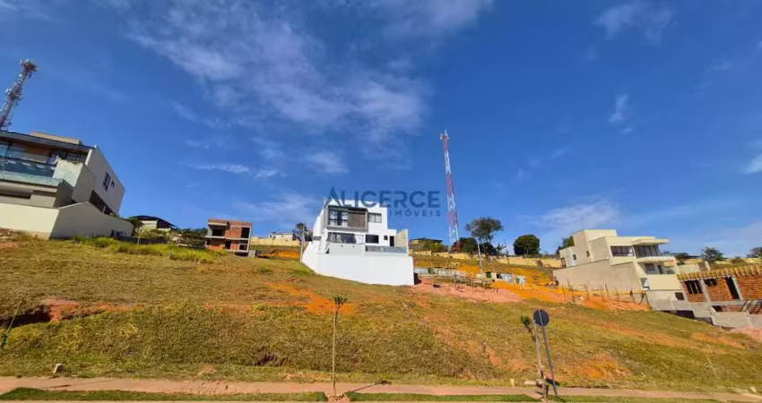 Oportunidade: dois terrenos juntos, com pequeno aclive no estrela alta.