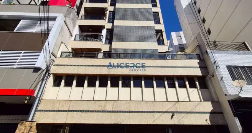 Apartamento com 02 quartos com elevador e garagem no centro.