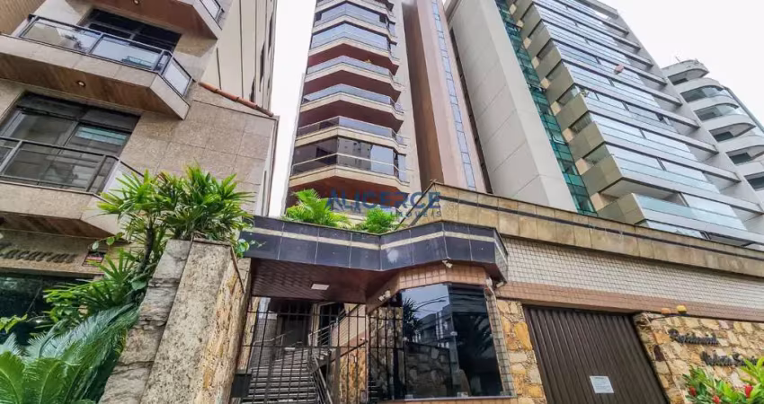 Um por andar: apartamento de 04 quartos com 03 vagas paralelas de garagem.