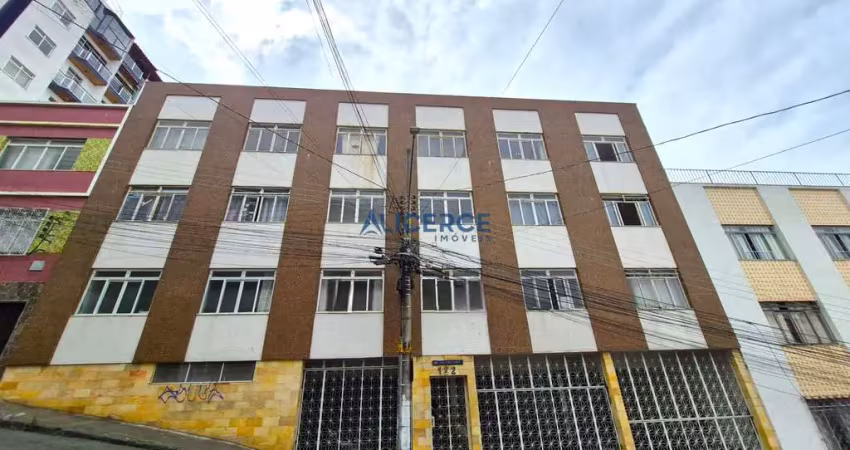 Apartamento com 03 quartos, área externa e garagem no centro.