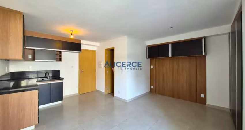 Studio com varanda, no independência 915, com armários. prédio com área de lazer completa!