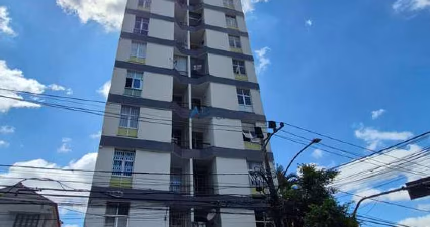 Apartamento de frente: 01 quarto e sala com elevador na Avenida dos Andradas.