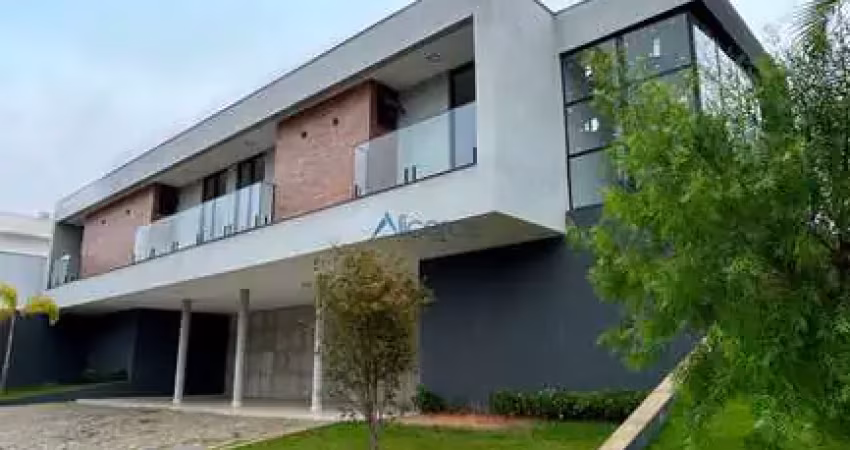 Belíssima casa linear com piscina no Spinaville!