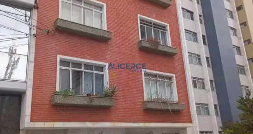 Apartamento com 01 quarto e 01 banheiro para locação no centro.