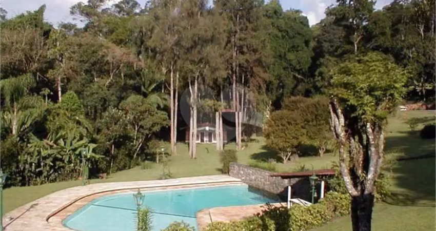 Casa com 8 quartos à venda em Condomínio Iolanda - SP