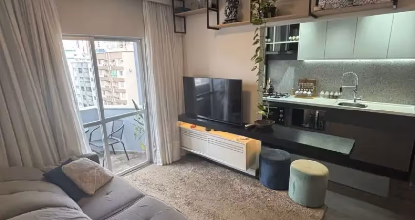 Apartamento mobiliado no centro de balneário com 2 quartos