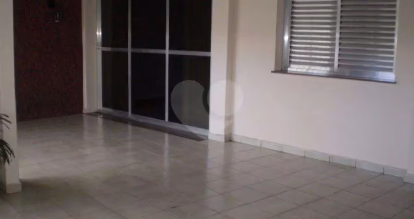 Casa com  terreno construido 2 casas cada com 2 dormitorios 3 vagas