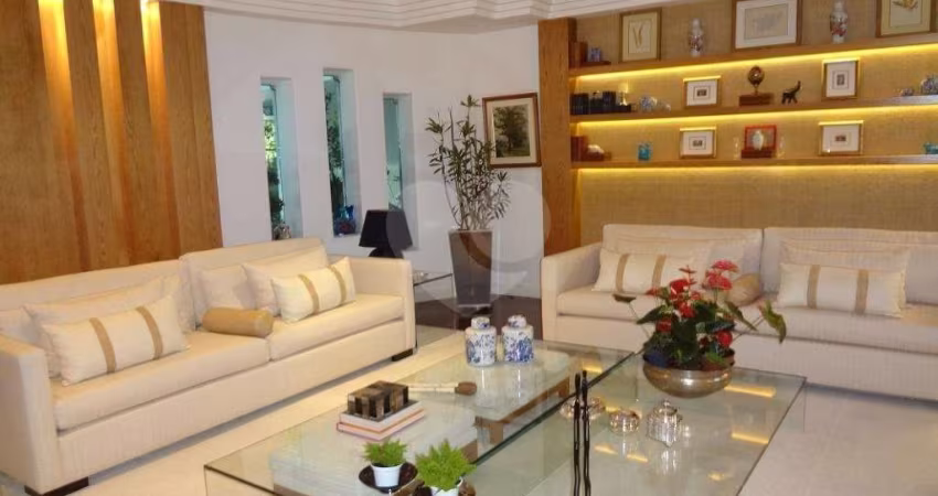 Casa com 469m²   04 Dormitórios 03 Suítes 04 Vagas Aclimação próxima ao Parque - Venda
