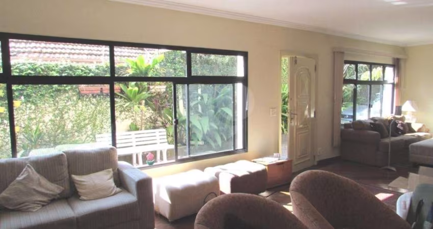 Casa tipo sobrado com 04 dormitórios e 03 suítes no Planalto Paulista.