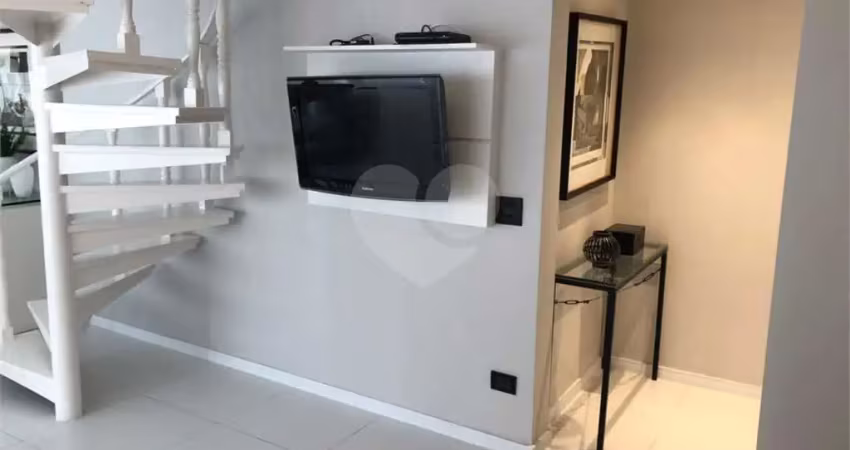 Linda cobertura totalmente reformada, sendo 264m2 de área útil com 3 dormitórios, sendo 1 suíte, e 2 vagas de garagem!
