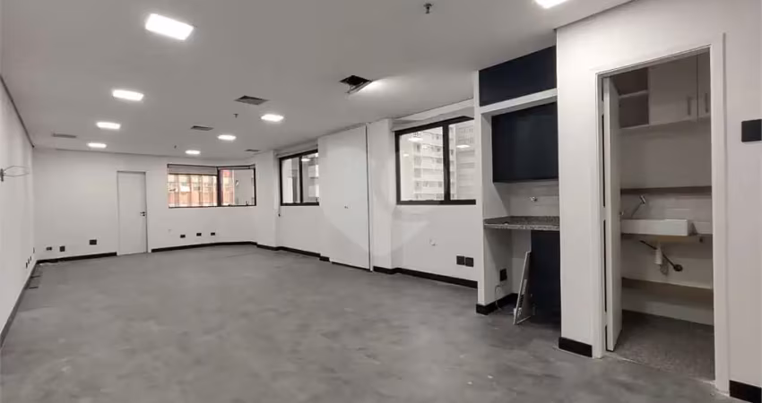 CONJUNTO COMERCIAL 56M2 COM 02 BANHEIROS E UMA VAGA COM MANOBRISTA NA BELA VISTA LOCAÇÃO