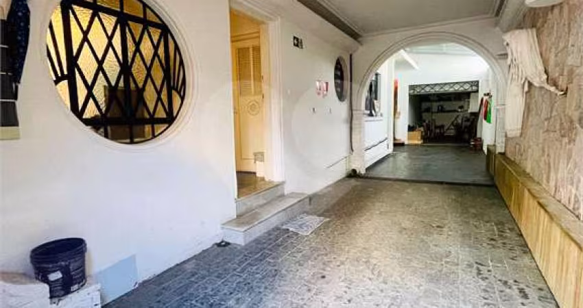 Linda casa com 600m²  e 6 vagas de garagem à venda próximo ao metrô Ana Rosa!!
