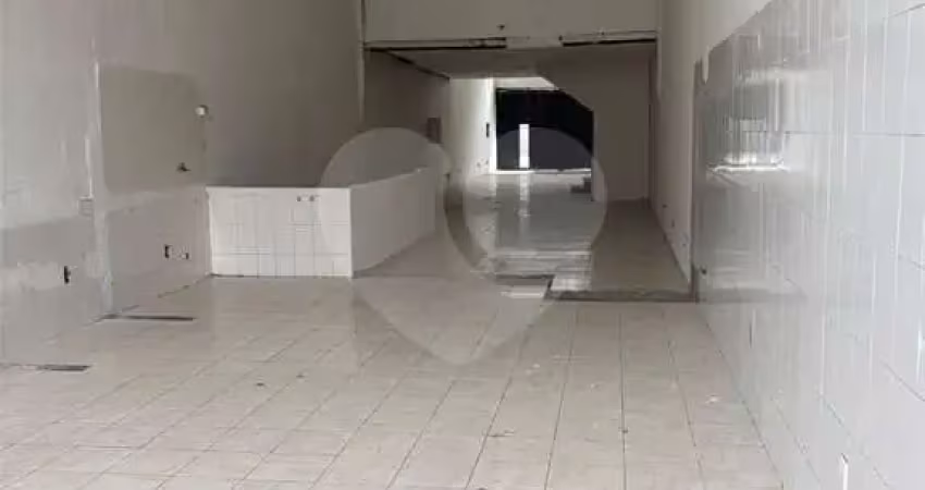 Galpão comercial à venda de 300m² com 4 banheiros térreo subsolo mezanino e quintal no bom retiro sp