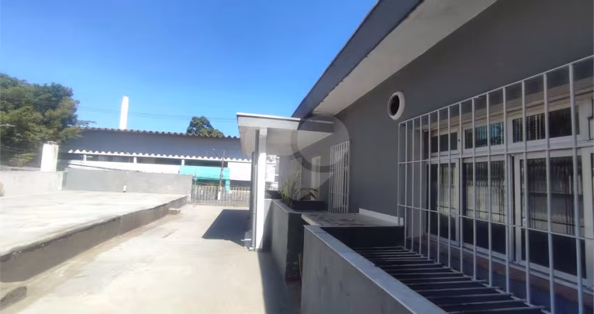 Excelente imovel comercial  com 4  lojas com terreno nos fundos, e  uma sobreloja .