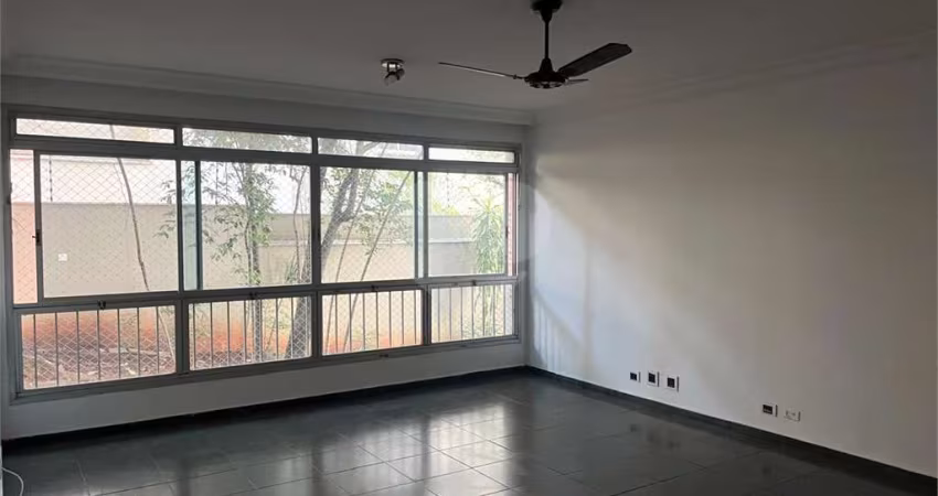 Apartamento de 3 Dormitórios sendo 1 Suíte na Aclimação