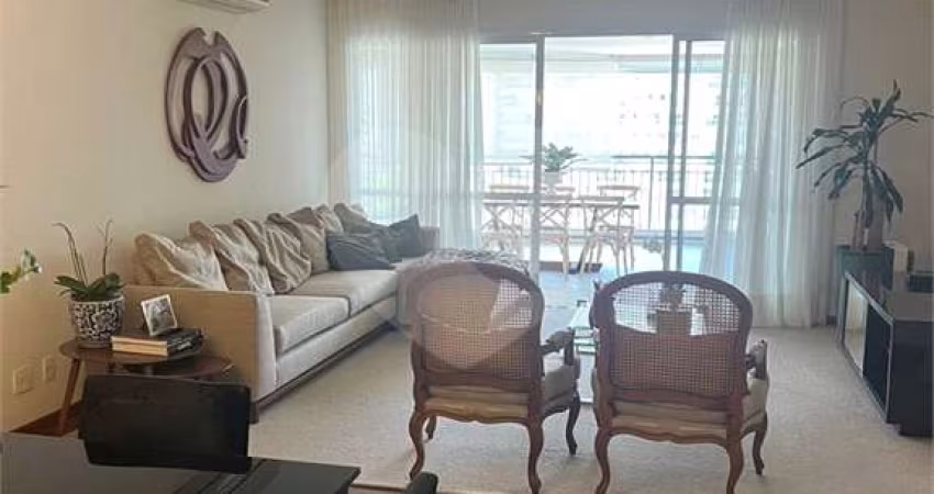 Apartamento em condomínio clube no Campo Belo