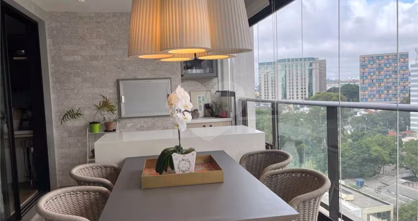 Apartamento totalmente reformado,  100M2 no Campo Belo, com 2 vagas