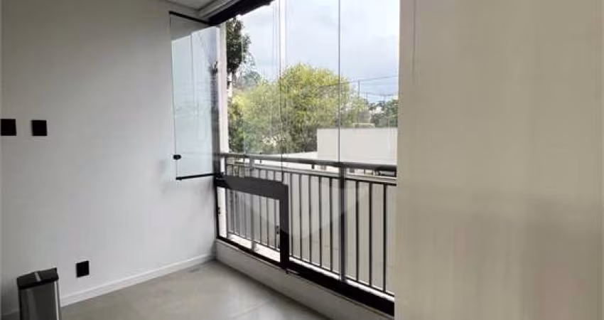 Dois quartos, 1 Suíte, varanda com churrasqueira, no Morumbi. Próximo ao Metrô