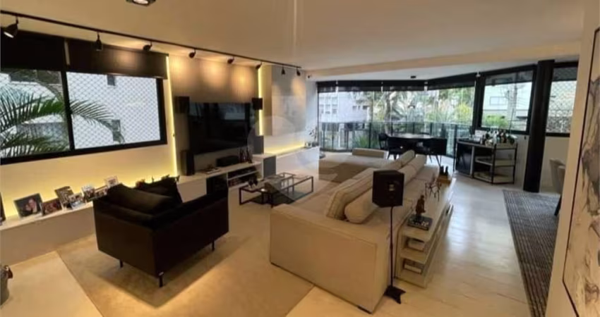 Apartamento LINDO reformado 4 dormitórios, sendo 2 suítes 1 mster, closet varandas integradas.