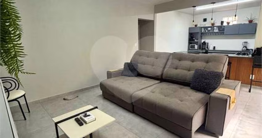 Apartamento reformado com dois dormitórios em Mirandópolis.