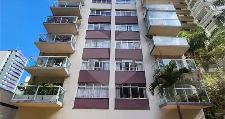 Apartamento de 188 m2 no Itaim Bibi com ampla sala com sacada, 3 quartos sendo uma suíte