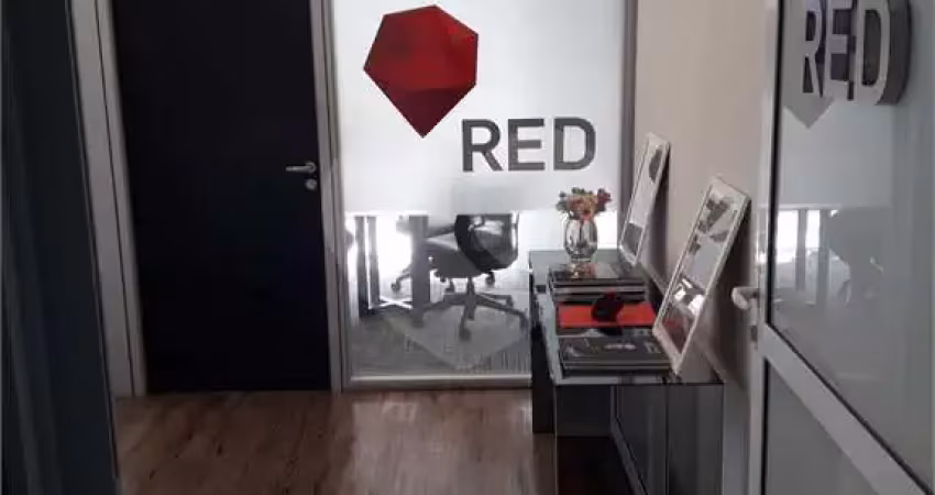 Linda sala comercial muito espaçosa com seus 184m² e com direito a 6 vagas no estacionamento.