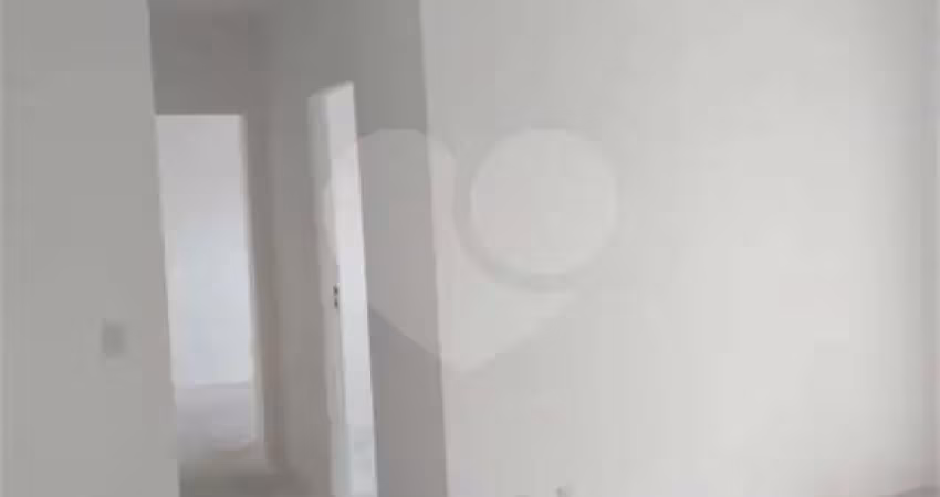 2 dormitórios, 1 suíte, 1 sala, 2 banheiros, 1 vaga e lavanderia.