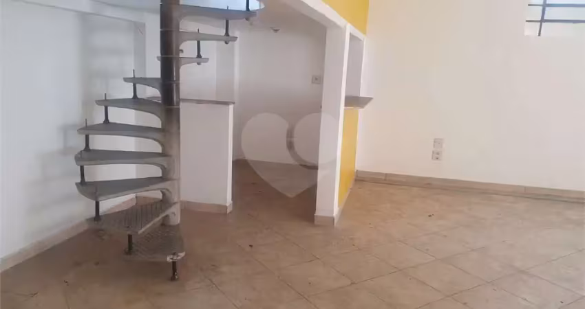 Predio comercial excelnte localização  com salao grande no piso terreo, 2 banheiros, corredor lateral, quintal nos fundos