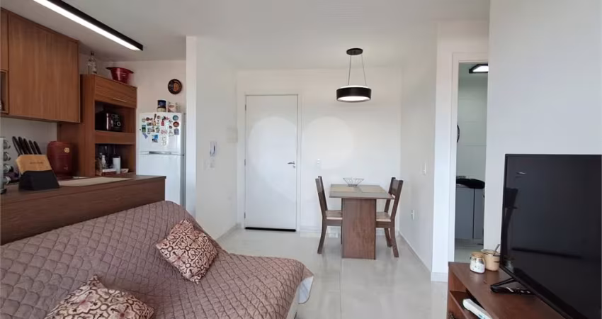 Apartamento à Venda na Vila Anastácio, 02 dormitórios. São Paulo.