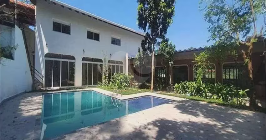 Casa à venda está localizado no condomínio chácara são joão, na região da granja.