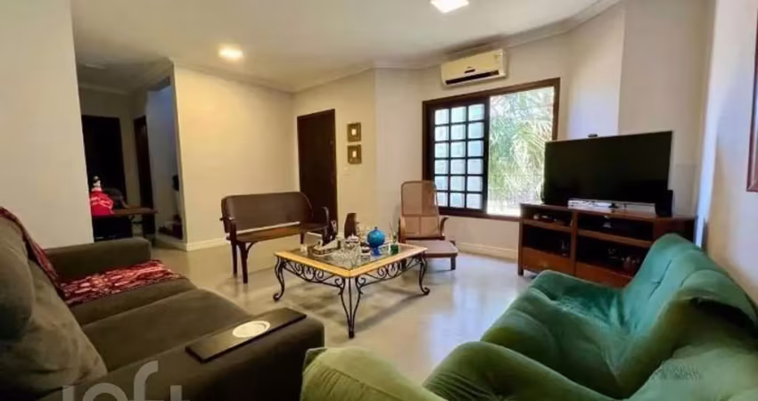 Casa com 3 quartos à venda na Rua Doutora Noemi Valle Rocha, 430, Guarujá, Porto Alegre