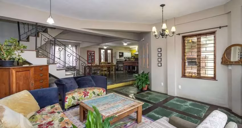 Casa com 3 quartos à venda na Rua Álvaro Nicofé, 195, Vila Jardim, Porto Alegre