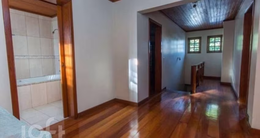Casa com 5 quartos à venda na Rua Afonso Arinos, 475, Camaquã, Porto Alegre