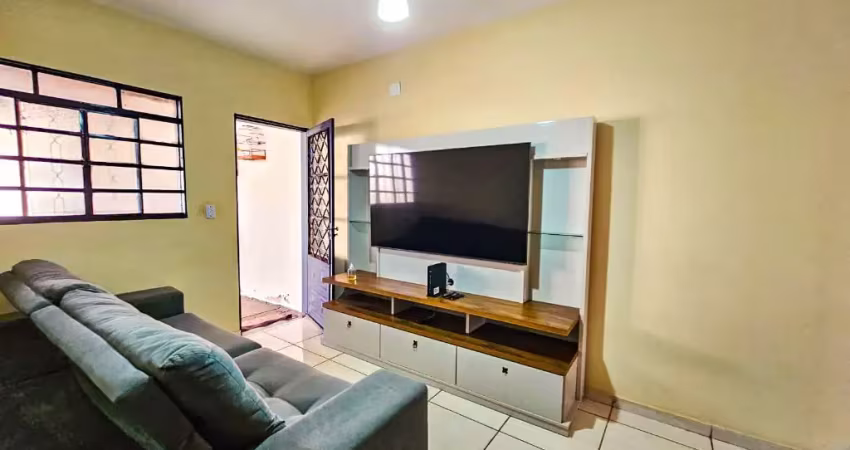 Casa térrea - 2 dormitórios com amplo quintal e otima localização