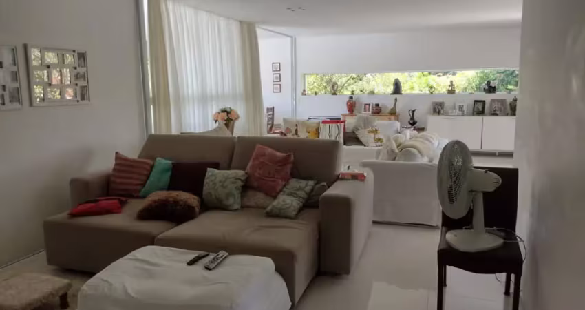 Vendo uma Excelente Casa em Condomínio Fechado na Estrada do Coco. R$ 1.790.000,00.