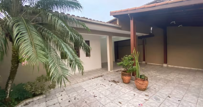 Casa com 03 Dormitórios e Piscina a poucos metros da Praia