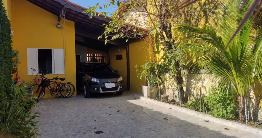 Casa com muito Quintal em Mongaguá ( Lado Praia )