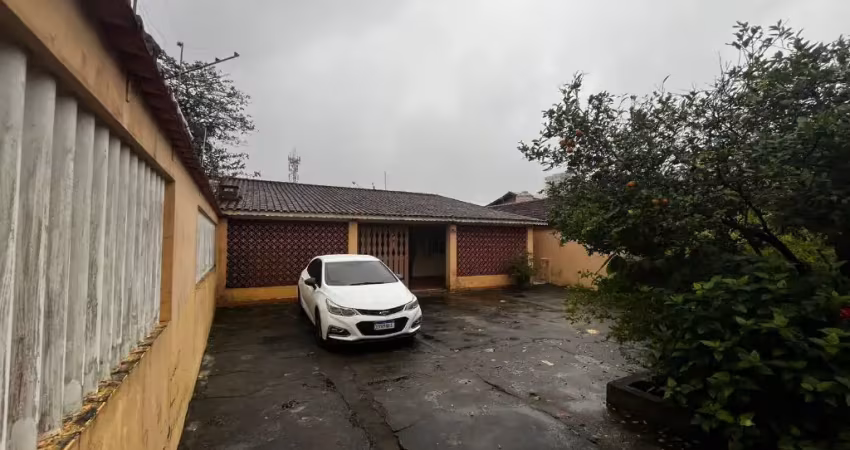 Casa lote inteiro a 100m da praia com 2 suítes com muito quintal na frente e construção nos fundos