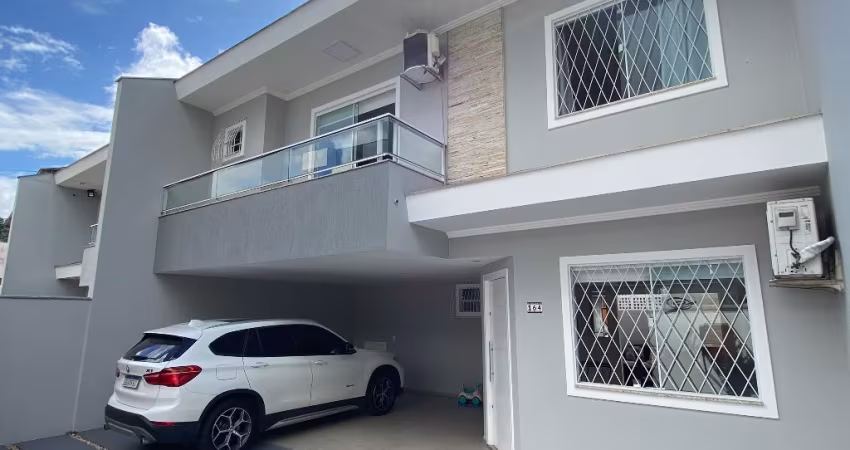 Linda casa para venda no bairro Saguaçu!