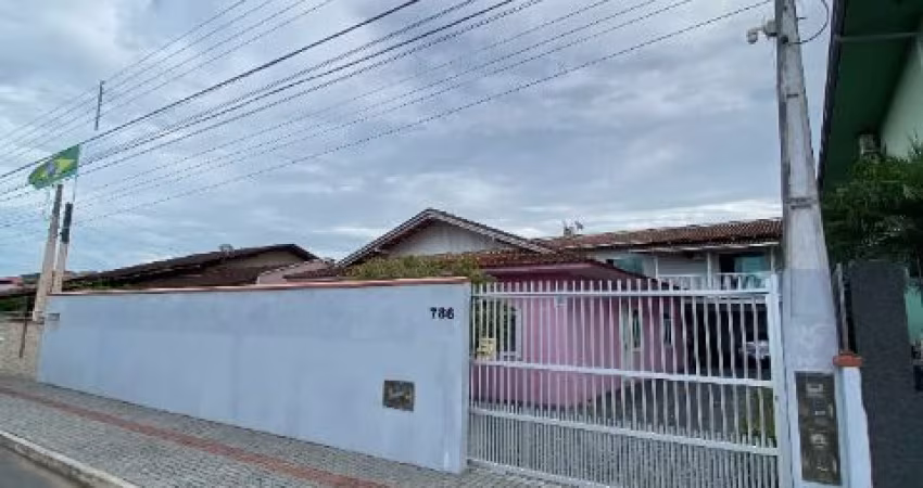 Casa com 2 quartos + sobrado nos fundos.