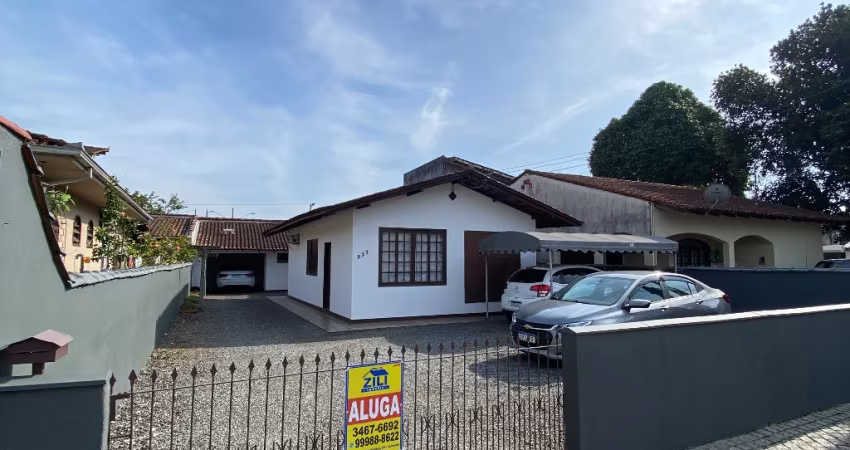 Casa alvenaria medindo 100m², localizada no bairro Aventureiro, Joinville/SC.