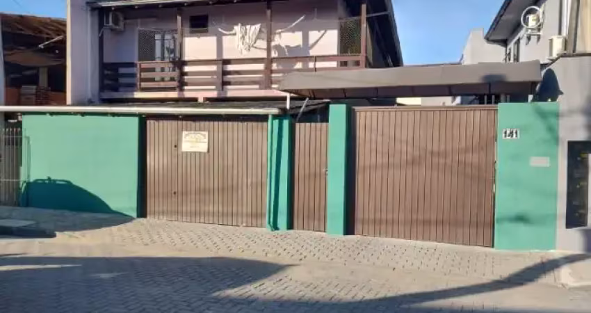 Casa com 3 quartos à venda na Rua Fernando Looth, 141, Iririú, Joinville